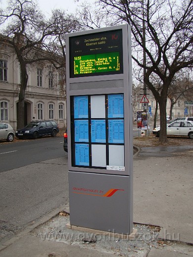 DSC02045.JPG - Tesztüzemben működő információs oszlop a belvárosban