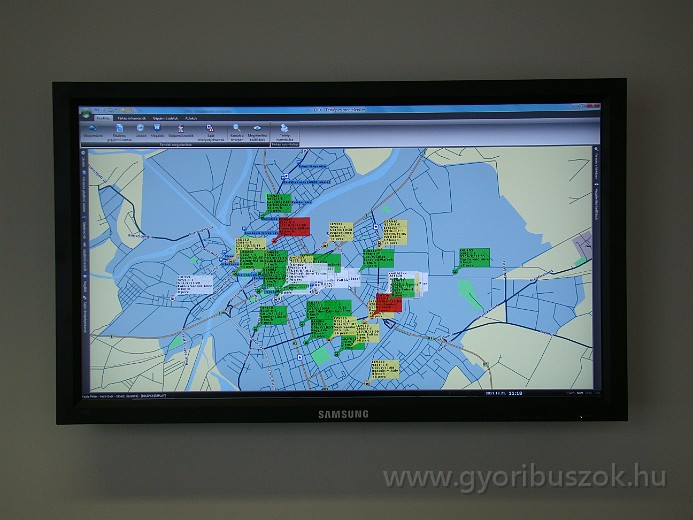 DSC02317.JPG - A fő monitor a forgalomirányítási központban (térképes nézet)