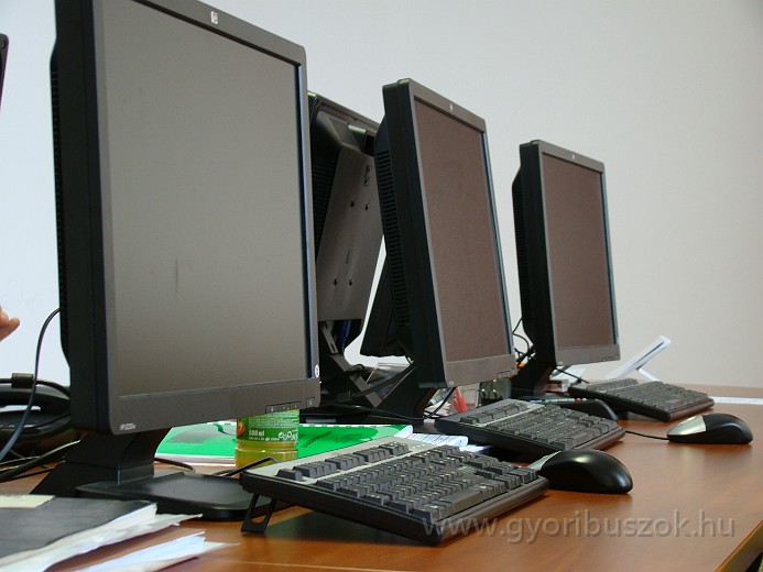 DSC02326.JPG - Készenlétben álló monitorok